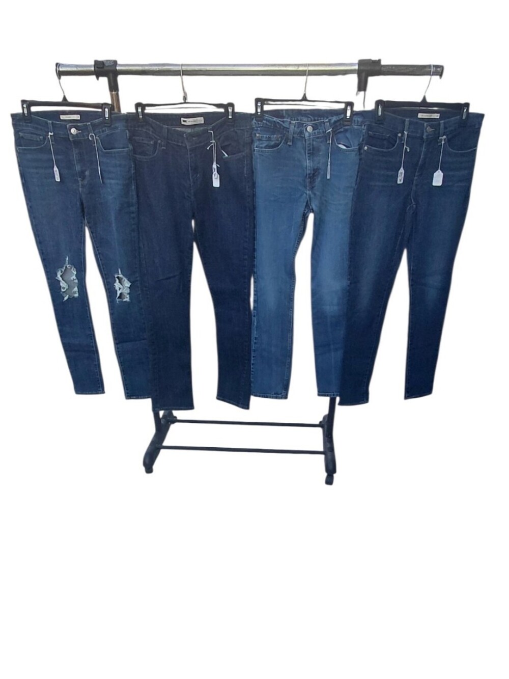 8826G...Women's Levis Bundle Jeans, Mixed Sizes. Details Below.